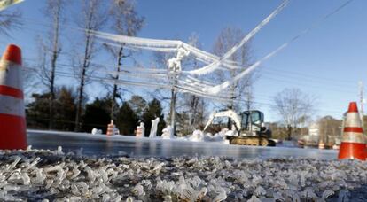 El hielo cubre el cableado eléctrico y las calles, después de la rotura de una cañería debido a las temperaturas de menos de cero grados en Dunwoody, Georgia, EEUU, el 8 de enero.
