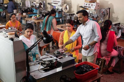 Empleadas de una fábrica textil en la India.