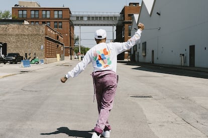 Camisetas, gorras y accesorios forman la colección cápsula de siete piezas que ha lanzado Urban Outfiters. Bautizada como Happy Pride, la línea bebe del espíritu setentero y ha fichado al rapero Taylor Bennett para protagonizar las imágenes que la presentan. Los beneficios serán donados a Glsen, principal organización estadounidense dedicada a garantizar la seguridad en las escuelas para los estudiantes LGBTQ.