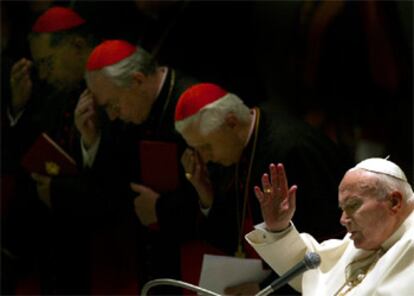 Juan Pablo II, tras la ceremonia celebrada junto a obispos y cardenales llegados de todo el mundo.