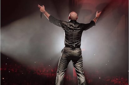 Pitbull, arengando a sus seguidores durante un concierto.