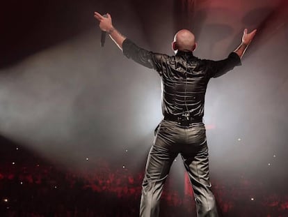 Pitbull, arengando a sus seguidores durante un concierto.