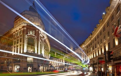 Panorama nocturno de Regent Street, en Londres.