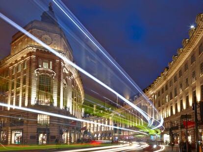 Panorama nocturno de Regent Street, en Londres.