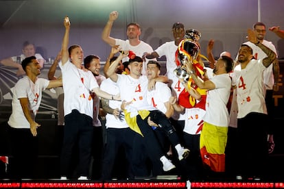 Celebración en la plaza de Cibeles (Madrid) de la cuarta Eurocopa conseguida por la Roja.