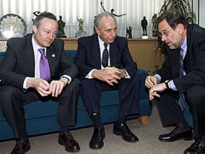 Solana (derecha) charla con Piqué (izquierda) y Peres durante la visita de los representantes europeos a Israel.