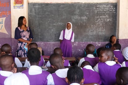 Una joven habla con otras chicas sobre compresas reutilizables durante una visita escolar a la escuela primaria Outspan en el distrito de Wakiso antes del Día Internacional de la Mujer, el 5 de marzo de 2025, en Kampala, Uganda.