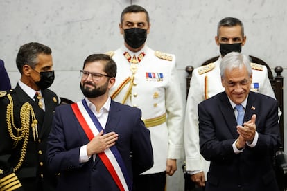 El presidente entrante de Chile, Gabriel Boric, recibe aplausos del ahora expresidente Sebastián Piñera, tras el mando durante la ceremonia de investidura en el Congreso Nacional en Valparaíso.