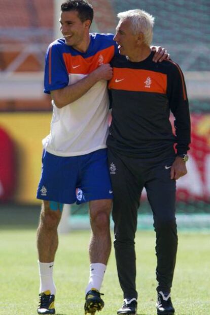 Van Persie abraza al seleccionador, Van Marwijk.