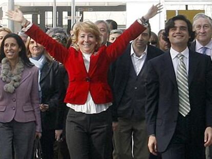 Esperanza Aguirre, junto a Juan José Güemes (a la derecha), levanta los brazos a la entrada del nuevo hospital Infanta Leonor.