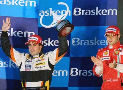 El piloto asturiano salva una temporada irregular con un segundo puesto en Interlagos y el quinto en la clasificación