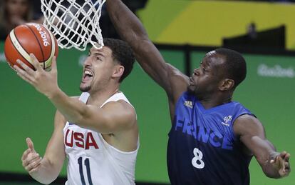 Thompson intenta un aro pasado.