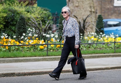 Angela McLean, viceasesora científica jefe del Gobierno británico, se dirige hacia Downing Street.