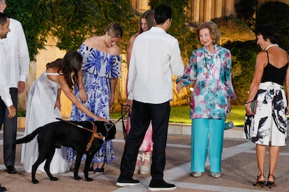 La Familia Real saluda a invitados durante la tradicional recepción a las autoridades de Baleares, este lunes en el Palacio de Marivent. 

