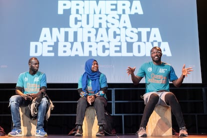 El sindicato de manteros junto con otros colectivos de migrantes durante la presentación de la primera Carrera Antirracista de Barcelona, este jueves.