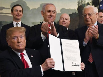 Donald Trump muestra su firma tras el encuentro con Netanyahu. 