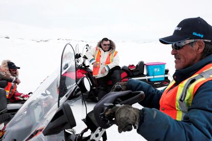 Richard Magoo, Rex Holwell, y Markus Kojak descansan durante un recorrido con sus SmartKAMUTIK durante el regreso desde Natuashish a Nain. "Somos las primeras personas en ver los efectos del cambio climático, pero por el otro lado, somos los que menos tienen que ver con que exista. Nos tenemos que adaptar", dice Holwell.