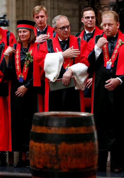 Los miembros de la 'Knighthood of the Brewer's Paddle' frente a un barril de cerveza durante las celebraciones religiosas de Bruselas.