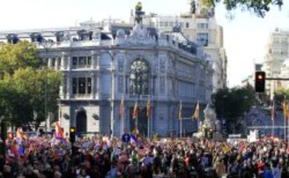 Vista de la manifestación convocada por la Cumbre Social, en defensa de los servicios públicos y las pensiones, a su paso por la plaza de Cibeles.
