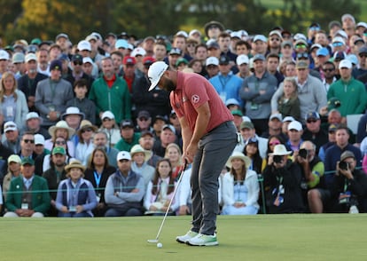 Jon Rahm golpeaba la bola en el último hoyo. 