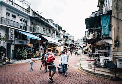 A Sai Kung se le conoce como "el jardín trasero de Friends of Sai Kung (FSK) realizan limpiezas de playas con regularidad, eventos mensuales de reciclaje y seminarios sobre la preservación del paisaje de Sai Kung.