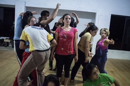 Camila Ruiz ensaya junto a un grupo de compañeros la obra ‘Sarambi’, días antes de representarla en el teatro del centro cultural de España en Asunción, llamado Juan de Salazar. Una de las particularidades del elenco, es que entre sus miembros hay personas videntes e invidentes. Una iniciativa impulsada Ad honorem por los profesores del proyecto Alas Abiertas, para ofrecer una oportunidad mayor a aquellos jóvenes que quieran seguir desarrollándose en el ámbito de la danza.