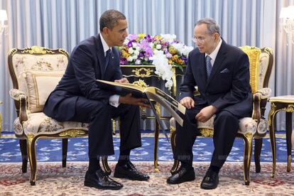 El presidente estadounidense, Barack Obama, expresó su pésame por la muerte del rey tailandés, de quien dijo que era un "amigo cercano". También destacó la "defensa incansable" del monarca del desarrollo de su país. Fotografía de noviembre de 2012.