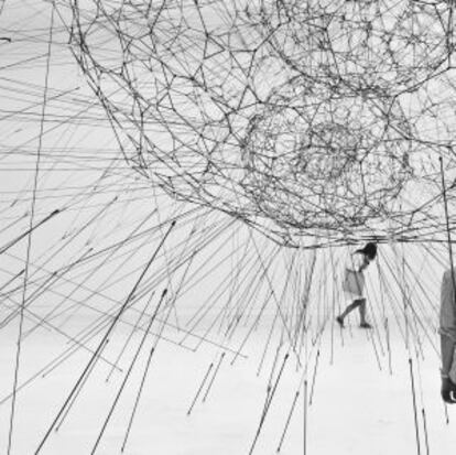 Galaxias formándose a lo largo de filamentos, como gotitas en los hilos de una telaraña (2008), del argentino Tomás Saraceno