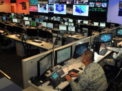 Personal del centro de operaciones de la Unidad de Comando Cibern&eacute;tico estadounidense, en la base de San Antonio, Tejas.