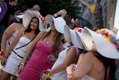 Chicas con pamela y guirnaldas con los colores del arcoíris en la manifestación del orgullo gay de 2012. El colectivo LGBT (lesbianas, gays, bisexuales y transexuales) celebra desde hoy miércoles hasta el domingo en Madrid su fiesta de reivindicación y visibilidad. La manifestación estatal, bajo el lema 'Jóvenes sin armarios', estrena recorrido y se celebrará el sábado día 6 a las 18.00 partiendo desde Atocha hasta la Puerta de Alcalá y subiendo por el Paseo del Prado.