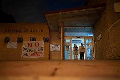 Dos pacientes salen del centro de salud de Perales del Río.
