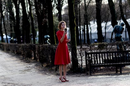 Conjuntar vestido y zapatos siempre es una buena idea

Y más si son rojos, uno de los colores de la temporada. Arizona Muse nos inspira con un sencillo vestido como el que cualquiera podríamos tener en el armario combinado con stilettos. Idea replicable en cualquier otro color: negro, lila o cualquiera de los tonos pastel que están por llegar.