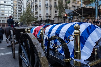 El ataúd con el cuerpo del expresidente José Mujica recorre las calles principales de Montevideo cubierto con las banderas. 