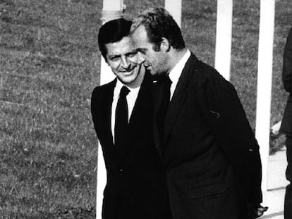Don Juan Carlos camina junto a Adolfo Suárez cuando acababa de nombrarle presidente del Gobierno, en 1976.