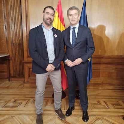 El secretario general de Jucil, Ernesto Vilariño, junto al líder del PP, Alberto Núñez Feijóo, en una reunión celebrada el 10 de marzo, en una imagen facilitada por la asociación.