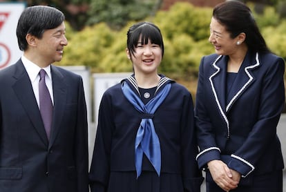 O príncipe Naruhito, herdeiro do Japão, com sua filha Aiko (no centro) e sua esposa, a princesa Masako, em março de 2017