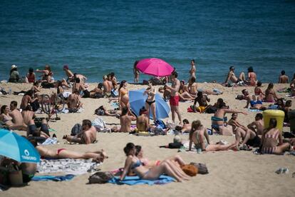 Ambiente en el primer fin de semana de baño permitido en las playas de la capital catalana. En la imagen, la playa de Bogatell.