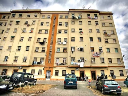 Edificio de El Cabanyal donde viven muchas familias en peligro de exclusión social.