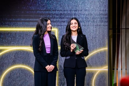 Neeka y Leila Mashouf han ganado el premio 'Nature Guardians' en el Young Inventors Prize 2025 por convertir el CO₂ en materiales esenciales.