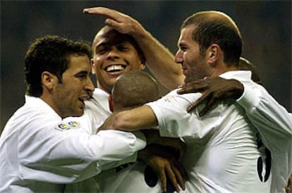 Ronaldo recibe los abrazos de Raúl, Roberto Carlos y Zidane tras marcar el segundo gol del Madrid.