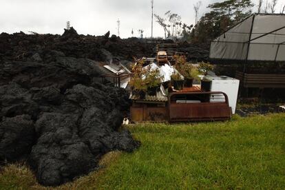 La lava invade una propiedad en Hookupu Street, el lunes 7 de mayo de 2018 en Pahoa, Hawaii.