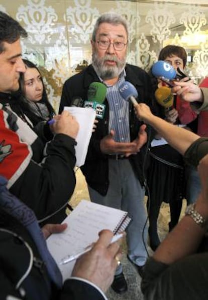 El secretario general de UGT, Candido Méndez, durante las declaraciones que realizó ayer a los medios de comunicación antes de inaugurar el Congreso de UGT de Cantabria.
