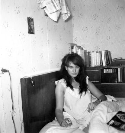 Annie Ernaux fuma en la cama de la casa de sus padres en Yvetot (Normandía), durante el verano de 1961. Tenía 21 años.