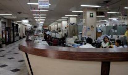 Empleados de una sucursal del Banco de la India en la cuidad de Mumbai. EFE/Archivo