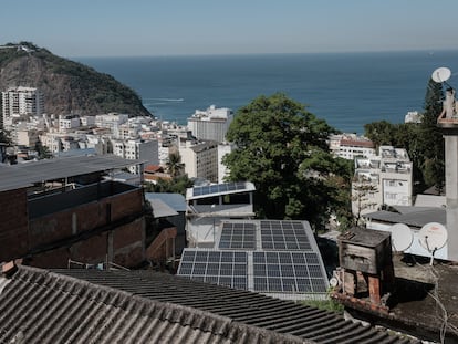 Paneles solares instalados en el techo de una de las casas en la favela Babilônia, en Río de Janeiro.