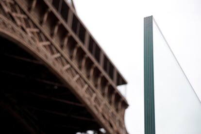 La nueva valla de seguridad de vidrio, que está en construcción, alrededor de la Torre Eiffel en París.