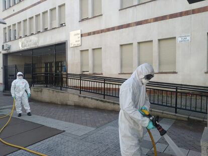 Miembros de la UME desinfectan el centro de salud San Juan de Salamanca, este domingo.