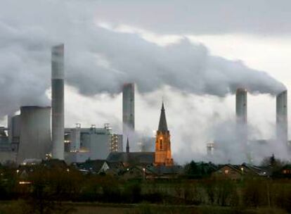 Gases emitidos por las chimeneas de una central térmica en Frimmersdorf (Alemania).