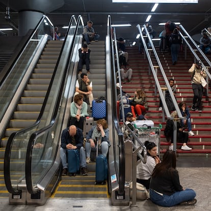 Decenas de personas se refugian en la estación de tren de Atocha, Madrid, donde pasarán la noche tras el apagón eléctrico en España, el 28 de abril de 2025.
Alejandro Martínez Vélez / Europa Press
29/04/2025