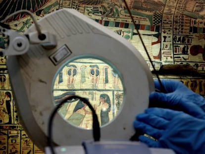 Un equipo de restauradores trabaja con varias piezas egipcias en el Museo Arqueologico Nacional en Madrid.